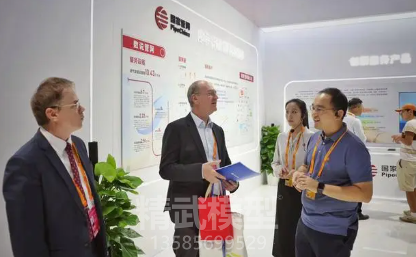 會(huì)議中心，2024年服貿(mào)會(huì)綜合展，兩位外國(guó)來(lái)賓參觀管網(wǎng)展臺(tái)